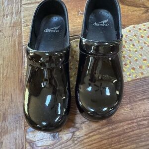 Dansko Women's size 38 7.5-8  Black patent professional Mules worn once in house